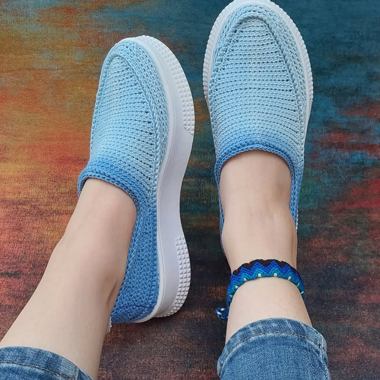 گیوه دست دوززنانه آبی